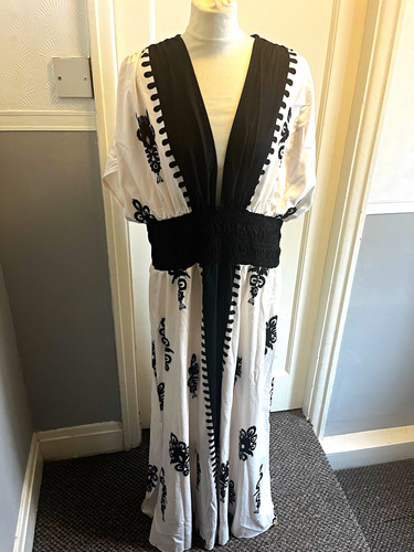 Black white floral v neck - black, v-neck
